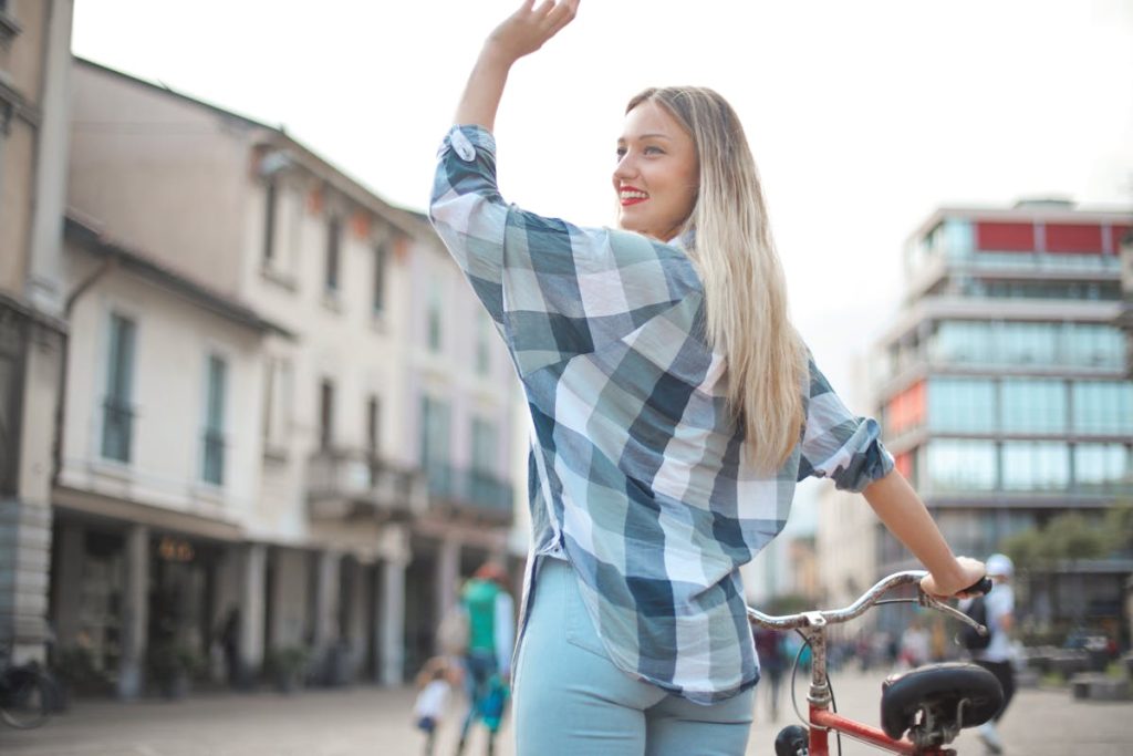Smiling woman saying goodbye, representing a seamless and respectful career exit