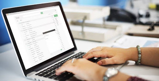 Email marketing professional analyzing dashboard showing $25 per subscriber revenue with 10-minute email framework