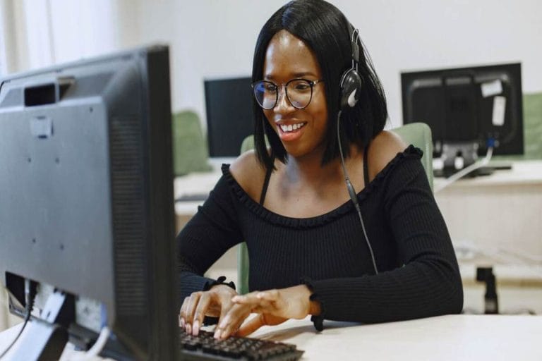 how-to-become-virtual-assistant-earn-monthly-2025