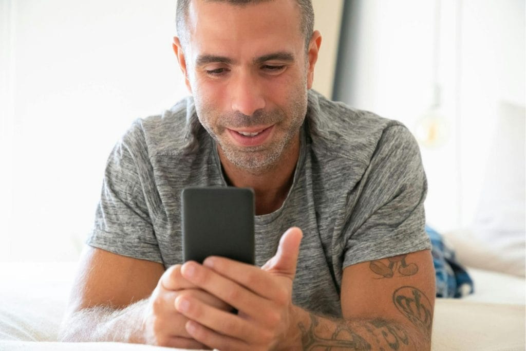 man-using-legit-money-making-apps-2025